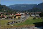 Der vierzehnteilige (!) BOB Regionalzug 132/232 Lauterbrunnen/Grindelwald - Zweilütschinen - Interlaken Ost erreicht Wilderswil.