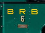 BRB-Logo an H 2/3 Nr. 6, entsprechend den alten Logos von SBB, BLS usw. aus den 1960er-, 1970er-Jahren. Bei Ablieferung der Dampflok 1933 war noch kein Logo auf dem Wasserkasten, darum wohl auch die sehr unterschiedliche Typografie zwischen Firmenlogo und Loknummer, mit m.E. zu kleinem Abstand. Ausschnitt der Aufnahme vom 12. Sept. 2010, 11:54