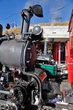 BRB-Doppelpack: historische kohlenbefeuerte Dampflokomotiven Nr. 6 vorne und Nr. 2 hinten, warten in Rothorn Kulm auf die nchste Tal-, bzw. Rangierfahrt. 23. Okt. 2011, 14:28