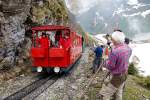 Freiwilligenarbeit bei der BRB (jeder konnte sich anmelden und mitmachen): Strecke subern am Dirrengrind bei Nieselregen. Der planmssige Zug mit Lok 5 und dem Personenvorstellwagen B1 beschert uns einen kurzen Arbeitsunterbruch. Aufnahme vom 06. Juni 2012, 11:37