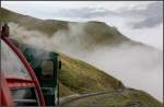 Durch den Nebel aufgestiegen -     Noch ein letzte Kehre, dann wird die Bergstation auf dem Rothorn erreicht.