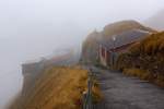 Eine Nebelschwade zieht ber die Bergstation Rothorn Kulm (2.244m .