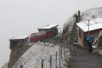 Station BRB Rothorn Kulm kurz nach unserer Ankunft: Hudelwetter (d.h. Kälte und Schnee) ist mal kurz angesagt... Aufnahme am 24. Aug. 2014, 11:53