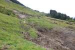 Massive Regengüsse liessen am Donnerstag, 24. Juli 2014 einen Hang im Blattmad rutschen (oberhalb Planalp, Bahn-km 4.0). 
Das Gleis wurde an dieser Stelle auf rund 80 m Länge beschädigt. Der Betriebsungterbruch dauerte bis 1. August, verursachte grossen Reparaturaufwand und ein Loch in der BRB-Kasse. Aufnahme aus dem fahrenden Zug, 25. Aug. 2014, 11:48