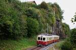 CJ La Traction Chemins de fer du Jura: CFe 4/4 601 + Ct4 702 ( train des horlogers ), Vormittagszug Glovelier-Pré-Petitjean, Combe Tabeillon, 8. September 2024.