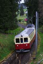 CJ La Traction Chemins de fer du Jura: Ct4 702 + CFe 4/4 601 ( trains des horlogers ), Vormittagszug Pré-Petitjean-Glovelier, Pré-Petitjean, 8. September 2024. La Traction führte am Wochenende 7. und 8. September 2024 (also am Wochenende der europäischen Denkmaltage) seine Tage der offenen Tür durch. Am 8. September 2024 verkehrten aus diesen Anlässen zwei öffentliche  Zugpaare Pré-Petitjean-Glovelier-Pré-Petitjean mit dem Uhrmacherzug. Diese Pendelzüge bestimmten während mehr als dreissig Jahren (von 1953 bis 1985) das Bild und den Betrieb der Jura-Bahnen.