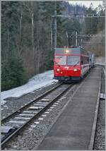 Wie gut kann man bei der CJ bei manchen Zügen noch die Fenster öffnen (aber leider kaum mehr schließen...): Bei der Einfahrt in Combe Tabeillon konnte ich den CJ Be 4/4 616 mit einem Güterzug fotografieren. Der Güterzug wartet auf unseren Zug und fährt dann Richtung La Chaux de Fonds weiter. Combe Tabillon ist ein Spitzkehr-Bahnhof, wie sie im Jura hin und wieder zu finden sind (z.b Chambrelien, Morez).

13. Januar 2025