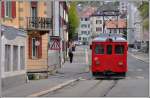 Der betagte De 4/4 411 schiebt den R249 durch die Ruedu Manège Richtung La Chaux-de-Fonds-Est.