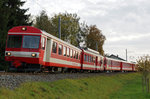 CJ: Verstärkter Regionalzug mit dem BDe 4/4 II 614 und dem Gütertriebwagen De 4/4 II 411 auf der Fahrt nach Glovelier am 24. Oktober 2016.
Foto: Walter Ruetsch
 