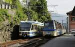 Zugkreuzung vom ABe 4/6 52 der FART und einem Panoramazug der SSIF am 97.05.2019 im Bahnhof Ponte Brolla