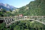 FART Centovalli-Bahn BAUDIENSTZUG 815 von Camedo nach Ponte Brolla am 07.06.1995 bei Intragna auf Ponte Isorno mit Traktor Tm 2/2 9 - X 2157.