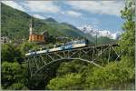 Highlight 2013: Es bestand die Absicht, in S. Antonino SBB Re 474 zu fotografieren, doch als ich das fesselnde Centovalli erlebte, kam ich nicht mal bis Locarno, so endete die Reise in Intragna und es begann eine interessante Fototour durch (einen Teil) der  Hundert Täler .
Treno Panoramico N° 40 Locarno - Domodossola vor der Kulisse Intragnas. 
22. Mai 2013