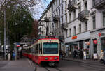 Dreifachtraktion der Forchbahn mit dem Be 4/4 57 an der Endhaltestelle Zürich Stadelhofen am 25.04.2023.