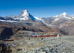 GGB-Triebzüge haben soeben die Bergstation Gornergrat verlassen und fahren zurück nach Zermatt. Links im Bild der wohl berühmteste Berg, das Matterhorn. Aufnahme vom 11. Okt. 2017, 12:00