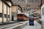 Triebwagen 3052 der Gornergratbahn erreicht die Talstation Zermatt und passiert hier gerade das Betriebswerk der Gornergratbahn. (18.04.2023)