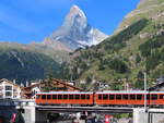 Kurz nach der Abfahrt in Zermatt fährt die Gornergratbahn über diese Brücke.