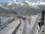 Ein lterer Triebwagen der GGB fhrt in die Berstation der Zahnradbahn ein