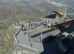 Eine grosse Reisegruppe ist gerade am Bahnhof Gornergrat angekommen.