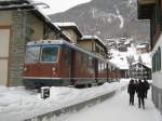 Triebwagen 3043 bei Ausfahrt in Zermatt, 30.12.2011.