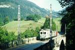 Chemin de fer Aigle–Sépey–Diablerets (ASD)_BCFe 4/4 Nr.1 (SWS, AEG; 1913), heute noch betriebsfähig erhalten, mit 2 G-Wagen auf der Brücke Les Planches über die Grande