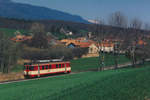 MBC/BAM/TRAVYS/YStC: Regionalzug auf der Zweiglinie Apples - L'Isle mit dem Be 4/4 15 im April 2003. Diesen Triebwagen hat die BAM im Jahre 2001 von der damaligen YStC-Bahn übernommen, die als Ersatz zwei neue Be 2/6 von Stadler/Adtranz in Betrieb nehmen konnte. Nur während den Schulferien verkehrt auf der Zweiglinie ein Motorwagen ohne Steuerwagen. Infolge Rollmaterialmangel bei TRAVYS kehrte dieses Fahrzeug im Jahre 2015 nach Yverdon zurück.
Foto: Walter Ruetsch 