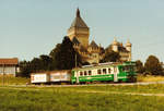 Transports de la région Morges-Bière-Cossonay, MBC/BAM.
Auch noch im August 1983 verkehrte bei der BAM ein planmässiger Güterzug.
Be 4/4 mit 2 K-Wagen bei Vufflens-le-Château vor der herrlichen Kulisse des Schlosses Vufflens.
Foto: Walter Ruetsch 