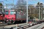 Wochenendpause für die RHOMBERG SERSA Re 420 502 bei der MBC/BAM in Morges am 27. März 2021. Der Standort Morges ist erkennbar anhand der BAM-Rollböcken die es in der ganzen Schweiz nur in Morges gibt.
Bei MBC steht sie nur wenige Wochen im Einsatz als Ersatz für die defekte Re 420 506-8 im Kiesverkehr.
Foto: Walter Ruetsch