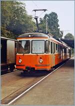 An einem heissen Sommertag wartet der BD BDe 8/8 N° 1 in Wohlen als Regionalzug 663 auf die Abfahrt nach Dietikon. Links im Bild ist ein geschlossener Güterwagen zu erkennen, was darauf hindeutet, dass zu jener Zeit auf der BD noch Güterverkehr statt fand. 

25. Juli 1984