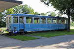 Der B4 Nr. 53 der ehemaligen Birsigtal Bahn (BTB), aus dem Jahre 1926, steht seit dem 04.12.1984 bei der Kreisschule Leimental in Bättwil. Die Aufnahme stammt vom 16.06.2020.