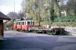 Erinnerung an die alten Chemins de Fer Veveysans (CEV): Der dreiachsige Wagen 12 mit dem Güterwagen 201 bei der Abzweigung auf die Strecke nach Châtel-St.Denis in St.Légier, 8.September