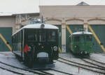 Chemins de fer Fribourgeois Gruyère-Fribourg-Morat GFM/TPF.
Die beiden Motorwagen Be 4/4 115 (1905) und Be 4/4 111 (1903) vor dem Depot Bulle im März 1993.
Foto: Walter Ruetsch
