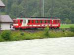 Triebwagen der Meiringen Innertkirchen Bahn fhrt am 7.8.2007 bei dem Haltepunkt Aareschlucht West an Aare in Richtung Innertkirchen      