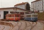 TB: Die Triebwagen BDe 4/4 6 und BDe 4/4 7 mit altem und neuem Anstrich vor der Werkstätte Speicher im September 1984.
Foto: Walter Ruetsch