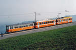 TB: Die BDe 4/8 21-25 prägten mit ihrem orangen Anstrich von 1975 bis 2004 das Bild der Trogenerbahn. Nach der Inbetriebnahme der Be 4/8 31-34 in den Jahren 2004/2008 wurden die BDe 4/8 21 und 24 an die Rittnerbahn im Südtirol, Italien verkauft, wo sie den veralteten Fahrzeugpark verjüngten. BDe 4/8 Pendel verstärkt mit einem Lausanner auf der Fahrt nach Trogen am Anfang der 80er Jahre. Auch mit den damals neuen BDe 4/8 wurden die Lausanner noch bis zur Inbetriebnahme der Be 4/8 eingesetzt.
Foto: Walter Ruetsch 