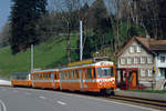 TB: Die BDe 4/8 21-25 prägten mit ihrem orangen Anstrich von 1975 bis 2004 das Bild der Trogenerbahn. Nach der Inbetriebnahme der Be 4/8 31-34 in den Jahren 2004/2008 wurden die BDe 4/8 21 und 24 an die Rittnerbahn im Südtirol, Italien verkauft, wo sie den veralteten Fahrzeugpark verjüngten.
BDe 4/8 Pendel verstärkt mit einem Lausanner auf der Fahrt nach Trogen am Anfang der 80er Jahre. Auch mit den damals neuen BDe 4/8 wurden die Lausanner noch bis zur Inbetriebnahme der Be 4/8 eingesetzt.
Foto: Walter Ruetsch
