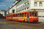 TB: Die BDe 4/8 21-25 prägten mit ihrem orangen Anstrich von 1975 bis 2004 das Bild der Trogenerbahn. Nach der Inbetriebnahme der Be 4/8 31-34 in den Jahren 2004/2008 wurden die BDe 4/8 21 und 24 an die Rittnerbahn im Südtirol, Italien verkauft, wo sie den veralteten Fahrzeugpark verjüngten.
In der Stadt St. Gallen verwandelt sich die Vorortsbahn mit eigenem  Bahntrasse in eine Strassenbahn.
Ein BDe 4/8 Pendel mit der Werbeaufschrift 100 Jahre Trogenerbahn wurde in St. Gallen im Sommer 2003 verewigt. Eröffnet wurde der Bahnbetrieb zwischen St. Gallen und Trogen am 10. Juli 1903.
Foto: Walter Ruetsch