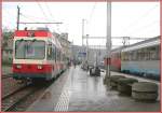 In Liestal treffen sich ein EC/Cisalpino aus Mailand und die Waldenburgerbahn mit dem Triebwagen 15 und Steuerwagen 115. (05.12.2006)