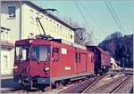 Der WSB De 4/4 42 rangiert in Teufenthal    März 1985