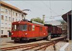 Einer der drei WSB De 4/4 (Baujahr 1972) steht mit einem aufgebockten Gklm und einem Gs als Güterzug 550 in Menziken Burg und wartet auf die Abfahrt nach Suhr. 

15. Mai 1984 