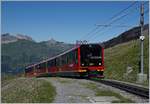 Der neue JB Bhe 4/8 223 erreicht die Station Eigergletscher.
8. August 2016