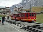 Zahnradtriebwagen BDhe 2/4 der Jungfraubahn (JB), Nr. 209 am 4.10.2013, /
Triebwagen BDhe 2/4 209 der Jungfraubahn JB ( Zahnradbahn 1000mm - Zahnradtriebwagen => Baujahr 1964 => Hersteller SLM Nr. 4483 ) auf dem Bahnhof Kleine Scheidegg im Berner Oberland im Kanton Bern der Schweiz,  dies Fahrzeug wurde zwischenzeitlich ausgemustert und verschrottet

