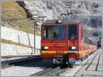 BDhe 4/8 213 wartet in Eigergletscher eine Zugskreuzung ab.