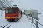 BDhe 4/8 218+217 warten bei der Rckfahrt aus Jungfraujoch in Eigergletscher auf den Gegenzug, 16.05.2012.