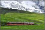 BDhe 4/8 211 und 215 auf dem Weg nach Eigergletscher, dessen Gebude am oberen Bildrand vor dem gleichnamigen Gletscher zu sehen sind.