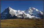 Der Zug der Jungfraubahn ist verschwindend klein vor dem riesigen Eiger und Mnch.