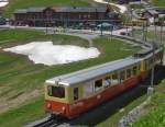 Der 1961 in Betrieb genommene Triebwagen 206 der Jungfraubahn kurz nach dem Start im Bahnhof Kleine Scheidegg (15.06.2013).