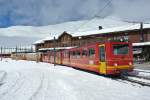 Die beiden BDhe 2/4 Pendel 210+206 warten in Kleine Scheidegg auf neue Aufgaben, 29.04.2014.