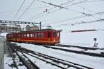 BDhe 2/4 206 ist soeben als Zusatzzug in Kleine Scheidegg angekommen. Nun wird er ins untere JB Depot rangiert. Im Hintergrund erreicht schon bald der planmssige Regio den Endbahnhof der Jungfraubahn, 29.04.2014.