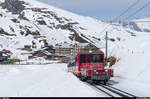 Während sich auf den Pisten die Skifahrer tummeln, fährt die Jungfraubahn am 15. März 2015 mit einer Doppeltraktion BDhe 4/8 und Vorstellwagen oberhalb der Kleinen Scheidegg in Richtung Jungfraujoch.
