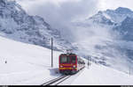 Nachschuss auf die bergwärts fahrende Komposition der Jungfraubahn mit einer Doppeltraktion BDhe 4/8. Das Jungfraujoch liegt an diesem 15. März 2015 den ganzen Tag in einer Wolke. 